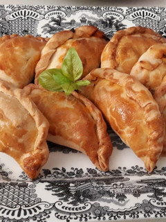 Una foto de Empanadillas de bacalao y pasas