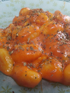 Una foto de Ñoquis con tomate y pollo