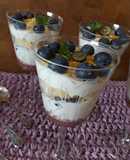 Postre de bizcocho, crema y arándanos frescos