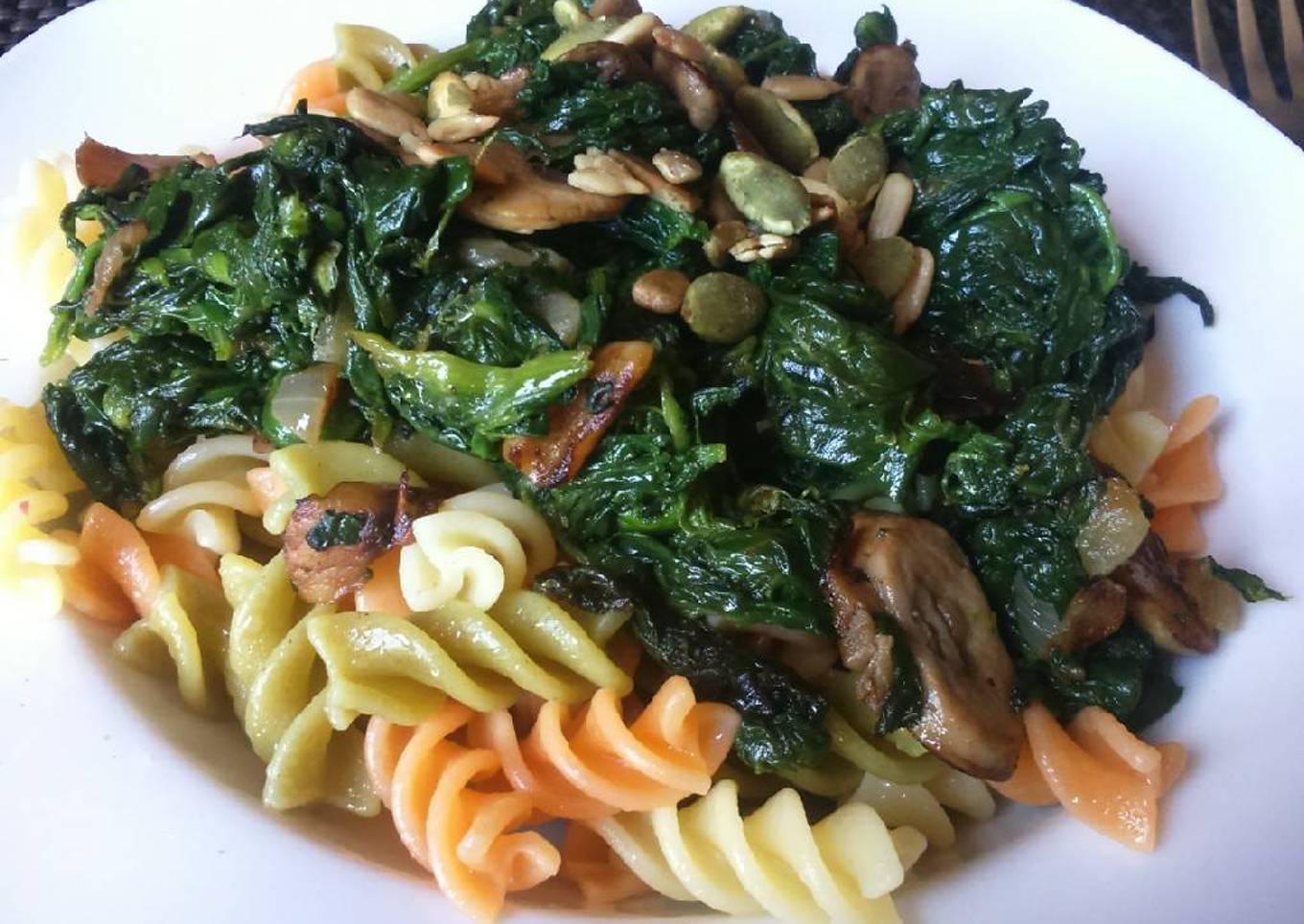 Pasta con espinacas y champiñones