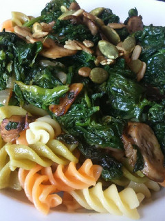 Una foto de Pasta con espinacas y champiñones
