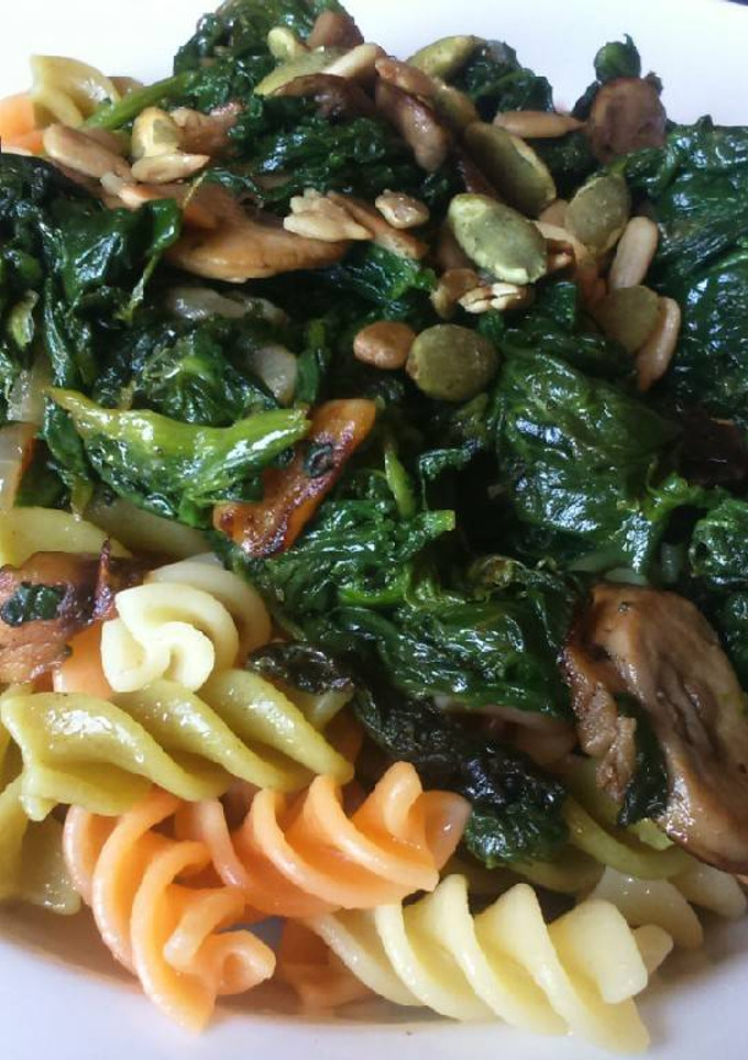 Una foto de Pasta con espinacas y champiñones