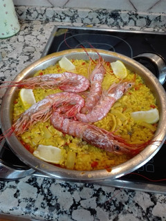 Una foto de Arroz con calamares y gambones