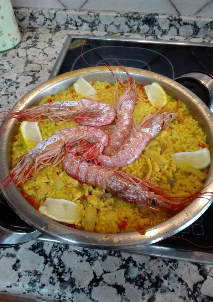 Una foto de Arroz con calamares y gambones