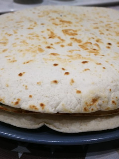 Una foto de Quesadillas con queso, rúcula, membrillo y nueces