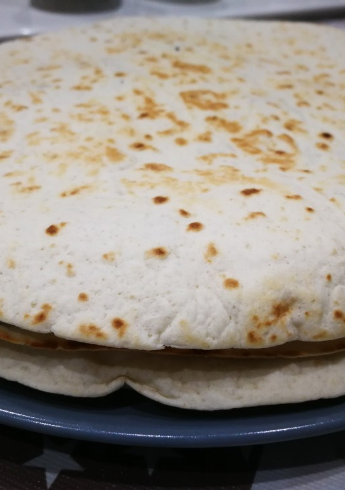 Una foto de Quesadillas con queso, rúcula, membrillo y nueces