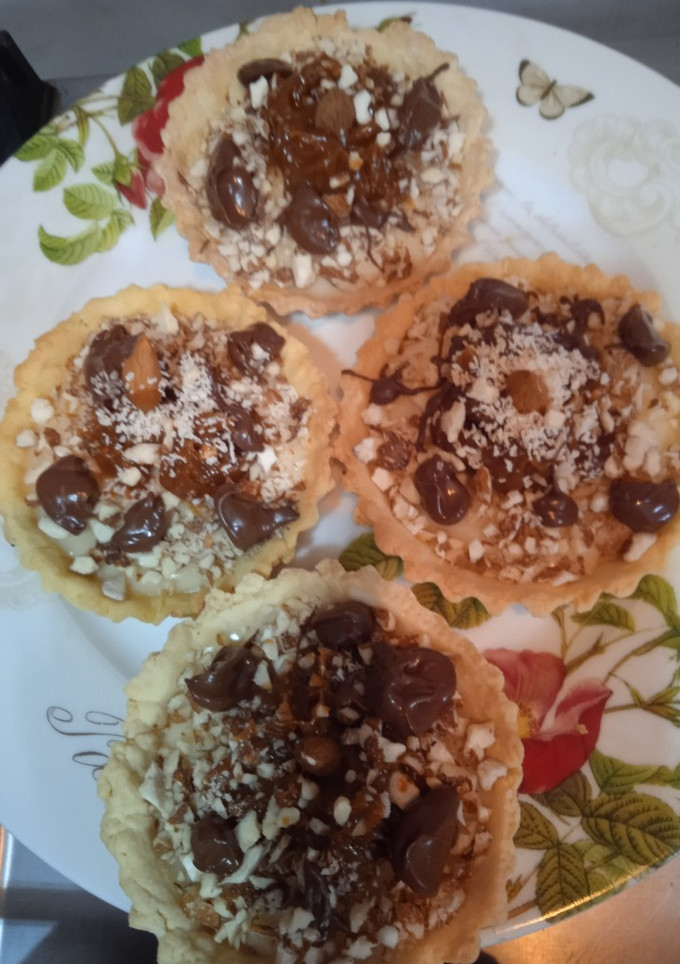 Una foto de Tarteletas de crema pastelera, dulce de leche, almendras, coco y chocolate