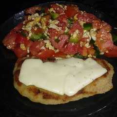 Una foto de Milanesa con ensalada de tomate morrón y huevo. #almuerzo sano