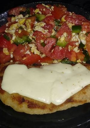 Una foto de Milanesa con ensalada de tomate morrón y huevo. #almuerzo sano