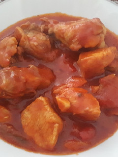 Una foto de Pollo con tomate y cebolla