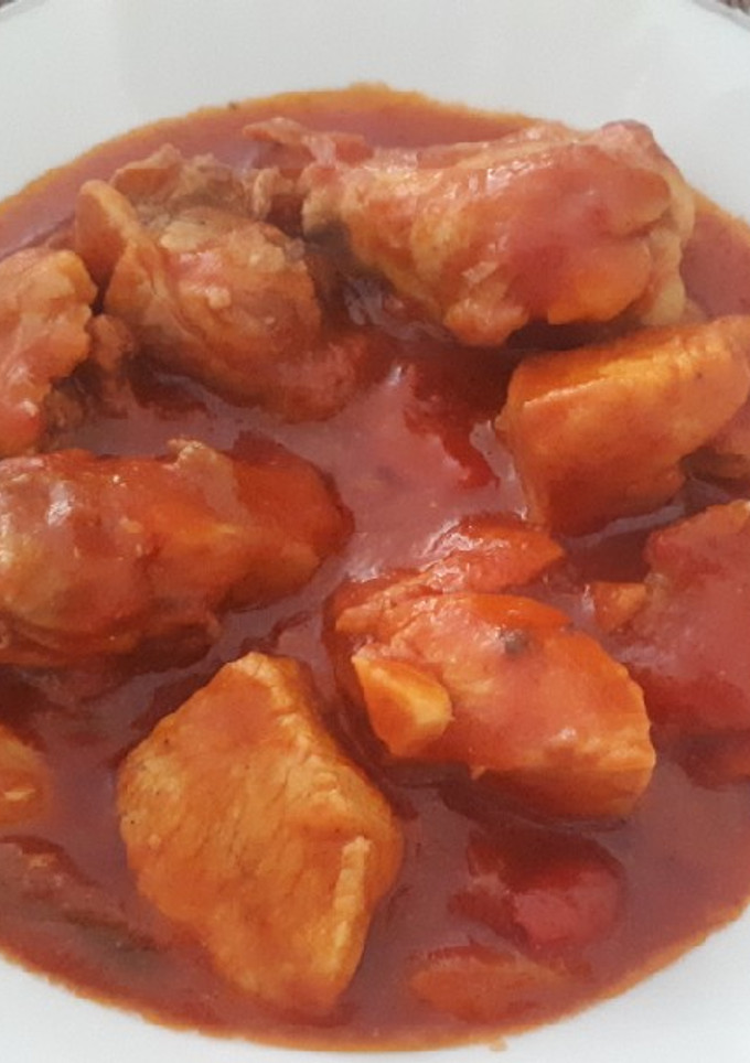 Una foto de Pollo con tomate y cebolla
