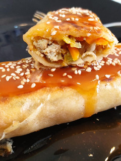 Una foto de Rollitos primavera vegan con salsa agridulce