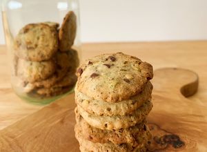 Foto resep Kue kering ampas kacang hijau dengan kacang pistachio dan chocolate chips (okara mungbean cookies)
