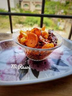 मिक्स भाज्यांचे लोणचं (Mix bhajyanche lonche recipe in marathi) रेसिपी चे मुख्य फोटो 