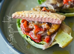 Una foto de Cogollos de Tudela con escalivada y caballa 🥬 🍆 🫑 🧅 🐟