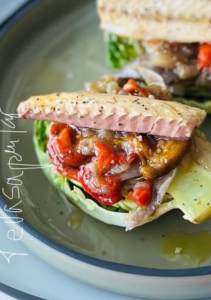 Una foto de Cogollos de Tudela con escalivada y caballa 🥬 🍆 🫑 🧅 🐟