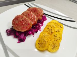 Foto di Cotechino con cavolo rosso in agrodolce e Chips di polenta