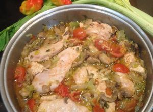 Una foto de Pollo con champiñón y tomates cherri