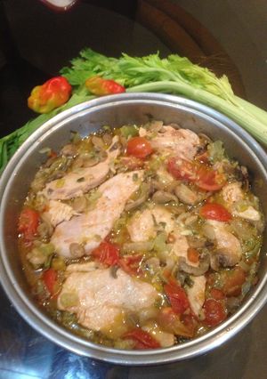 Una foto de Pollo con champiñón y tomates cherri