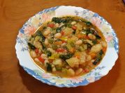 Una foto de alubias blancas con migas de bacalao