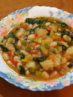 Una foto de Potaje de alubias con bacalao desmigado y espinacas
