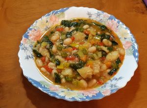 Una foto de Potaje de alubias con bacalao desmigado y espinacas