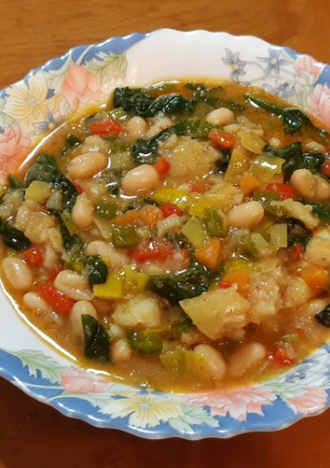 Una foto de Potaje de alubias con bacalao desmigado y espinacas