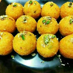 A picture of Moong ke laddu.