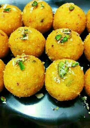 A picture of Moong ke laddu.