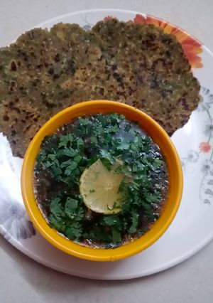 થેપલા વીથ સૂપ (Thepla with soup Recipe in Gujarati) રેસીપી મુખ્ય ફોટો