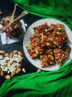 ડ્રાયફ્રુટ ચીકી (DRY FRUIT CHIKKI recipe in Gujarati) રેસીપી મુખ્ય ફોટો