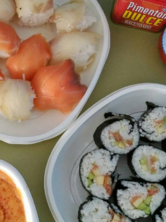 Una foto de Sushi (maki y nigiri)