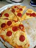 Pizza de queso con peperone