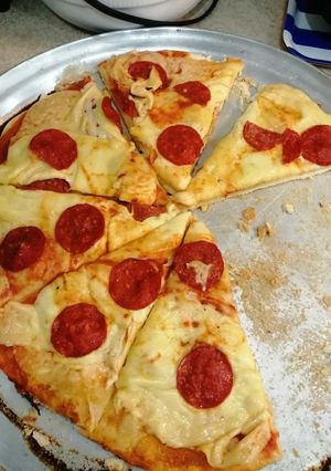 Una foto de Pizza de queso con peperone