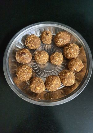 A picture of Roasted Bengal gram ladoo.