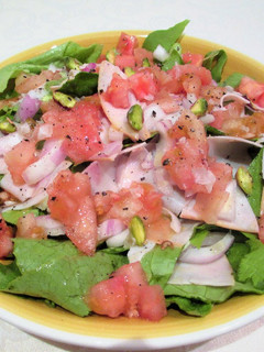 Una foto de Ensalada de lechuga, jamón dulce ahumado de pavo y tomate