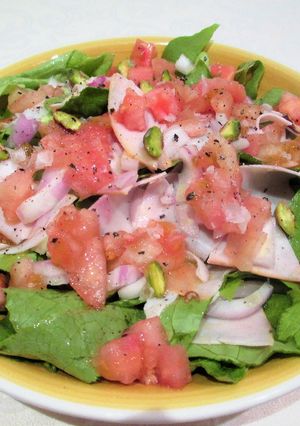 Foto principal de Ensalada de lechuga, jamón dulce ahumado de pavo y tomate