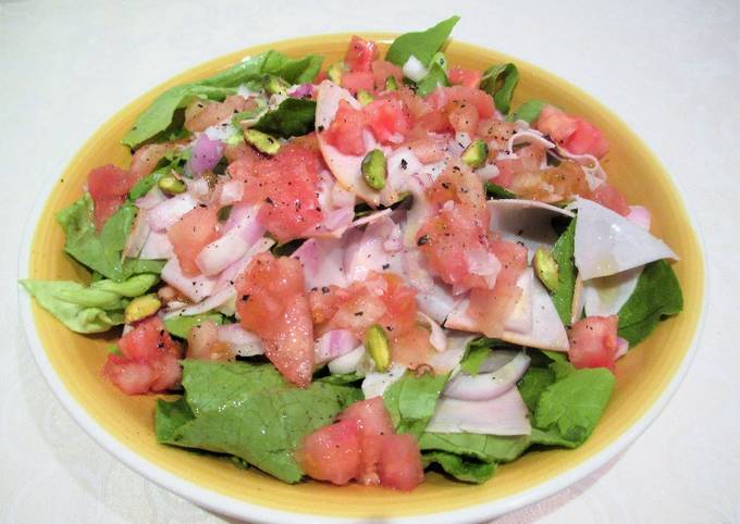 Ensalada de lechuga, jamón dulce ahumado de pavo y tomate Receta de  