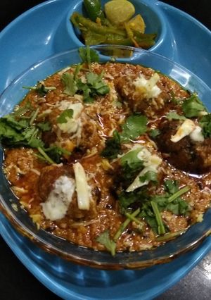 A picture of Khichdi dumplings in gravy.