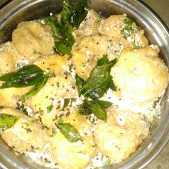 A picture of Dahi vada.