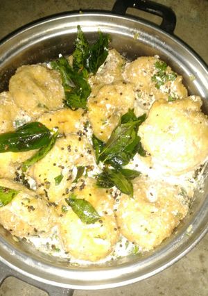 A picture of Dahi vada.