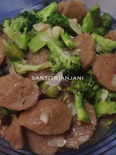 Foto resep Tumis brokoli bakso pedas