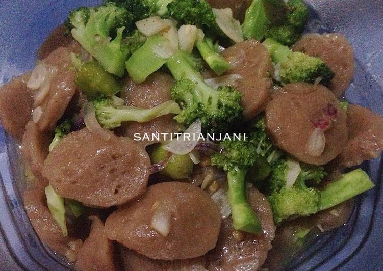 Tumis brokoli bakso pedas