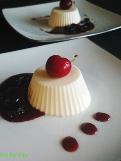 Una foto de Gelatina de queso philadelphia y confitura de cerezas