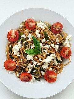 Una foto de Pasta integral con verduras y queso feta