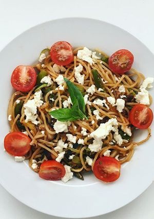Una foto de Pasta integral con verduras y queso feta
