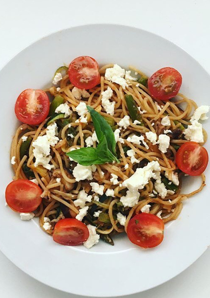 Una foto de Pasta integral con verduras y queso feta