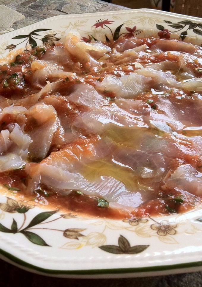 Una foto de Carpaccio de bacalao ahumado