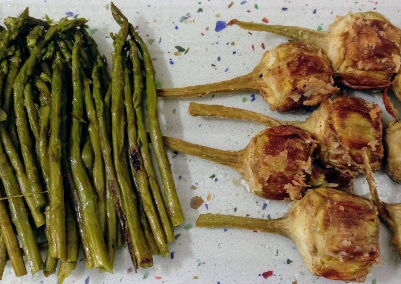 Espárragos a la plancha y alcachofas fritas