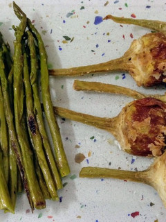 Una foto de Espárragos a la plancha y alcachofas fritas